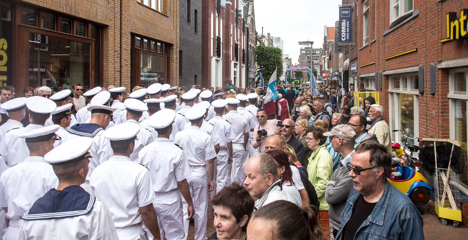 Vast onderdeel is de crew parade door de stad. Foto: Citymarketing Den Helder