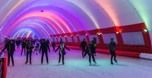 Winters genieten op deze tijdelijke ijsbanen Waar in Nederland kun je tijdens de winter lekker schaatsen? Schaats bijvoorbeeld samen in Rotterdam! Foto: Schaatsbaan Rotterdam © Anonymous Gentlemen