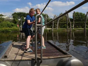 Trek jezelf naar de overkant op een vlot. Foto: Land van Fluwel
