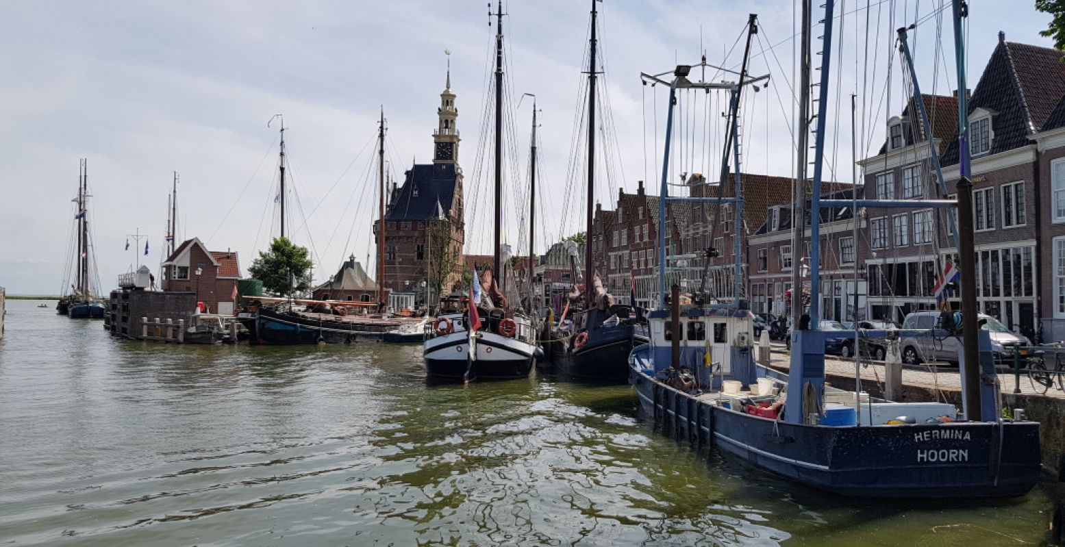 De haven van het oude stadje Hoorn in West-Friesland. Foto: DagjeWeg.NL, Tonny van Oosten.