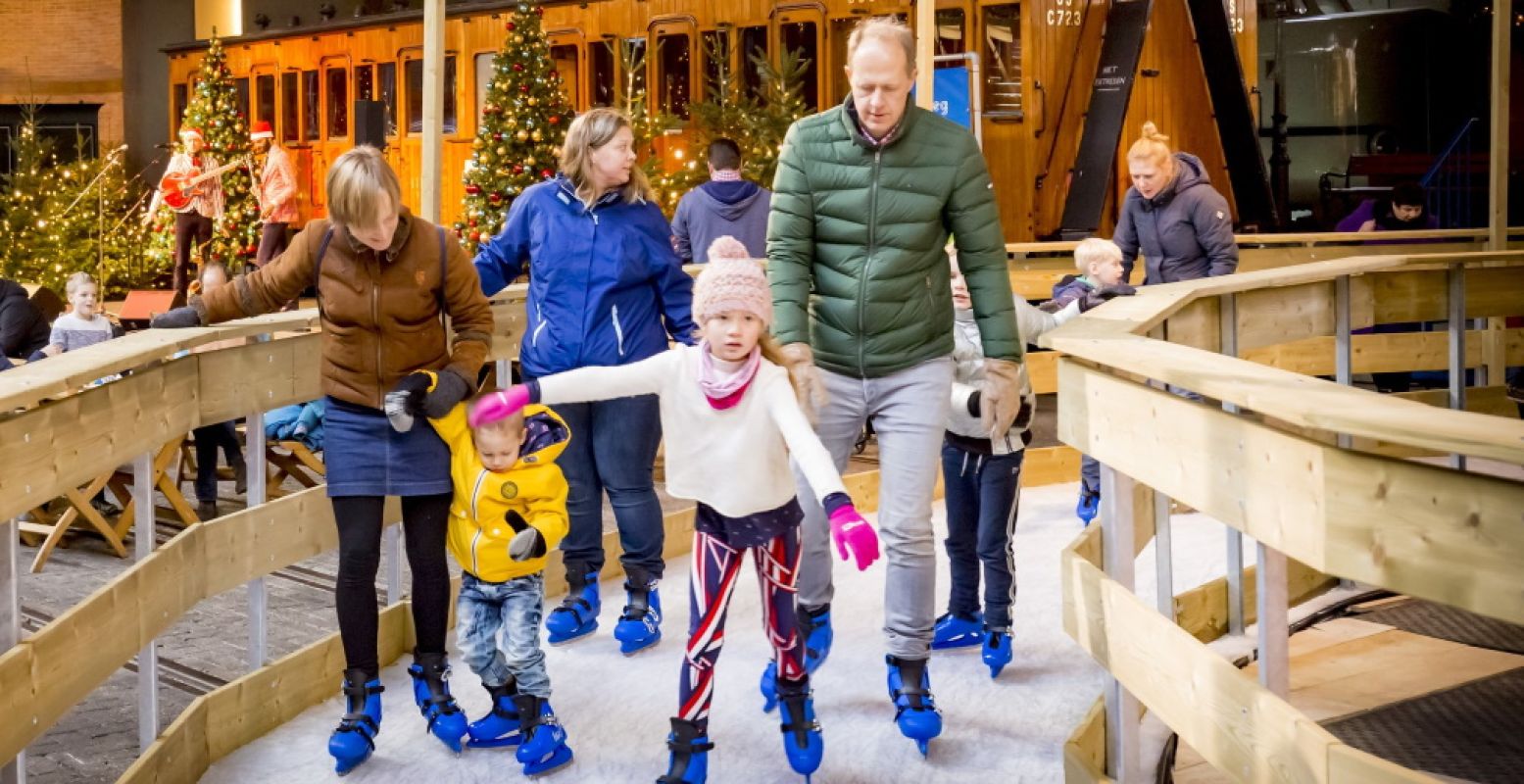 Schaats samen tussen treinen, smul van winterse lekkernijen en geniet van live entertainment. Foto: Het Spoorwegmuseum.