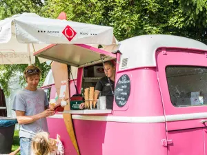 Geniet van een lekker ijsje op de Landgoedfair. Foto: Landgoed Heerlijkheid Mariënwaerdt © Liesbet