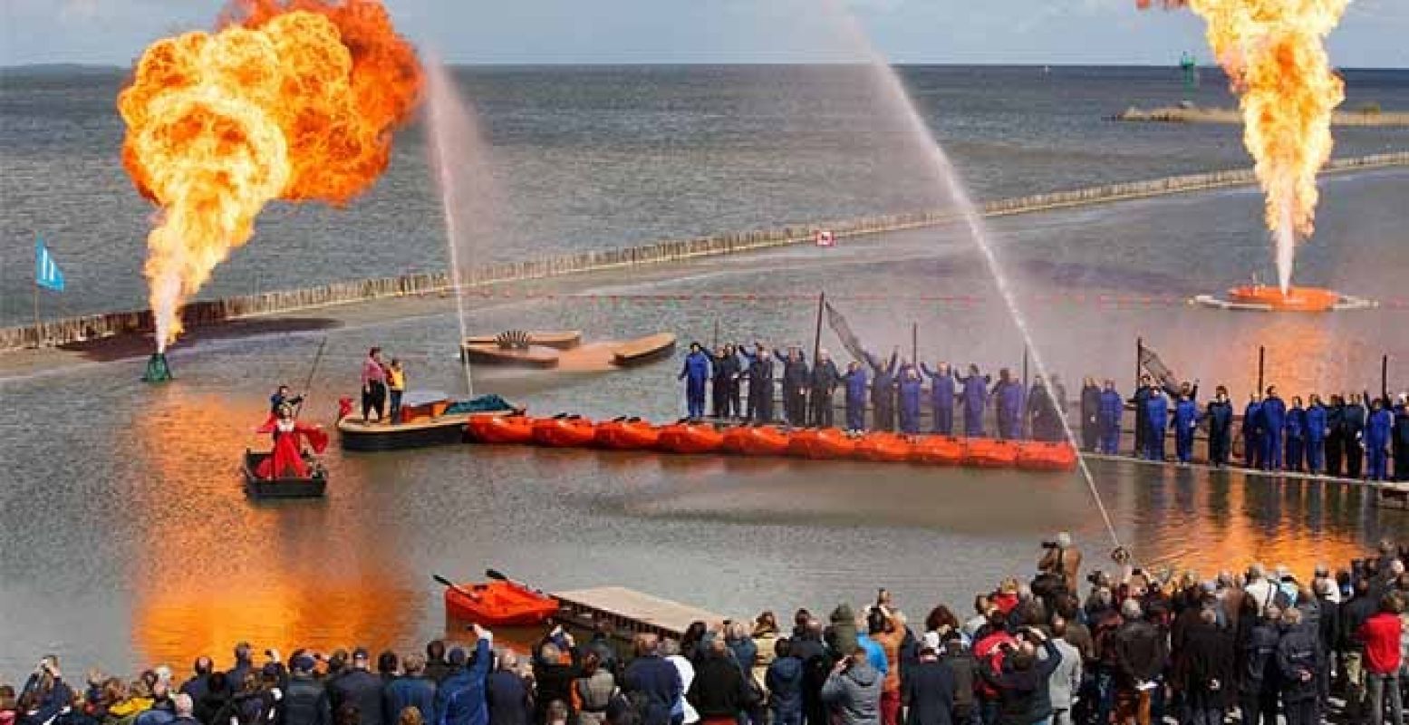 De spetterende opening van het waterdoepark ging gepaard met vuur en water! Foto: Zuiderzeemuseum, Madelon Dielen