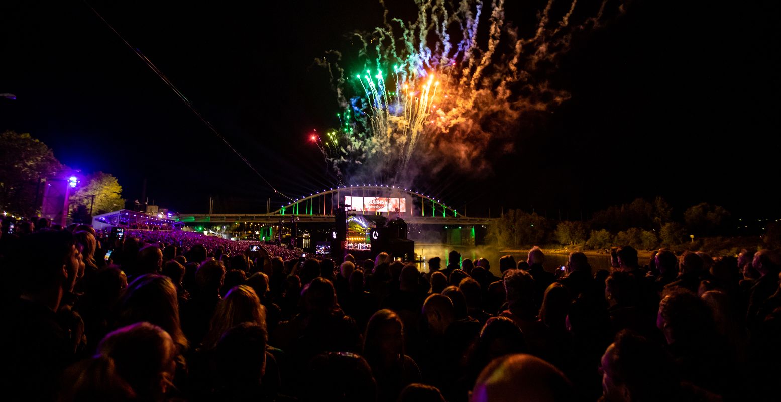 De Rijnkade in Arnhem staat vol tijdens Bridge to Liberation. Foto: Chiel Eijt