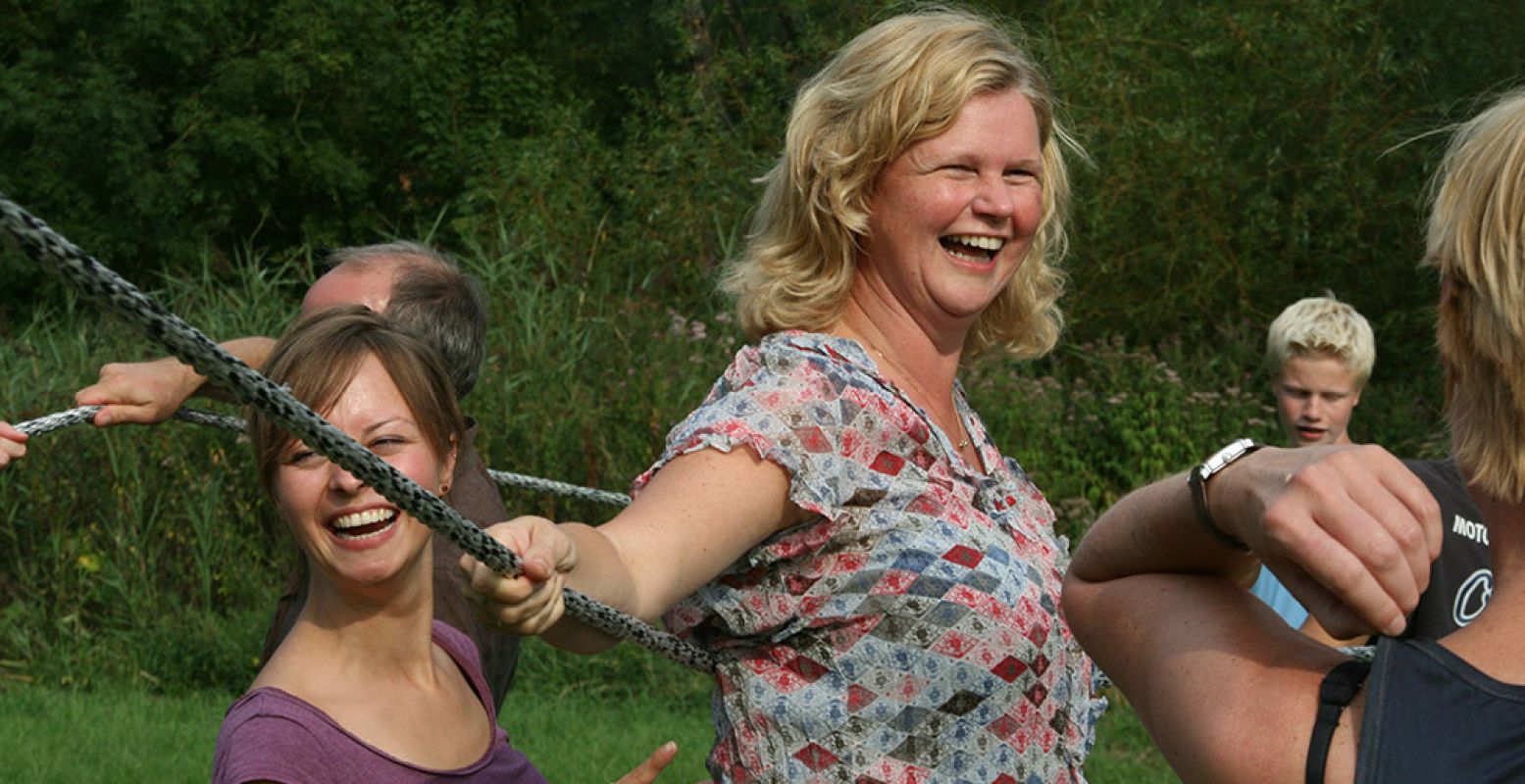 Wie van jullie is de snelste en sterkste van de vriendinnengroep? Foto: Outdoorpark SEC Almere.