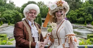 Op Rozenfestijn Kasteeltuinen Arcen bloeit de romantiek op Geniet van prachtige muziek van Lies Joosten en licht klassieke melodieën van Maja van 't Oever en Jan Alofs. Foto: Kasteeltuinen Arcen.