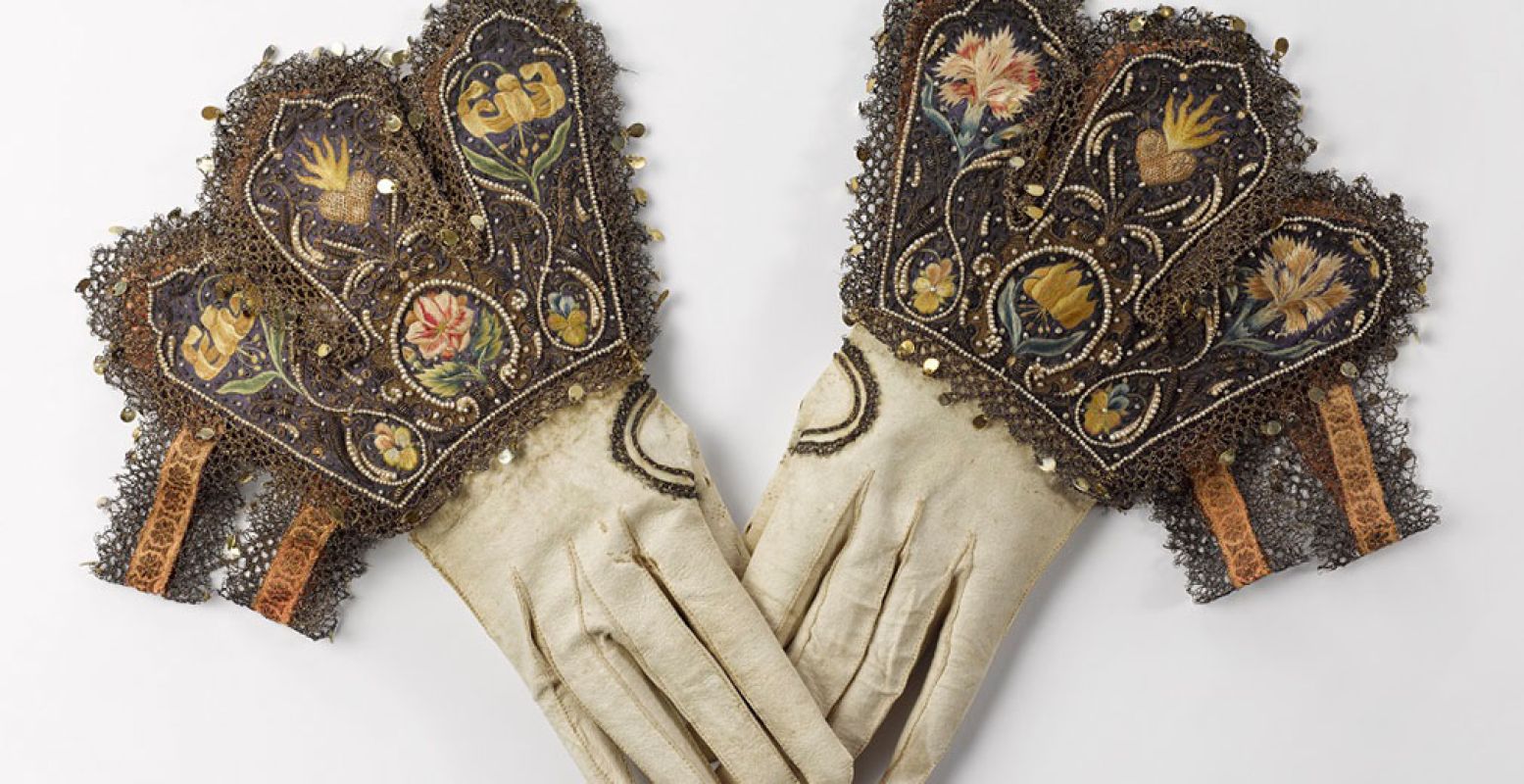 Bruidshandschoenen, ca. 1625-1635. Foto: Collectie Gemeentemuseum Den Haag.