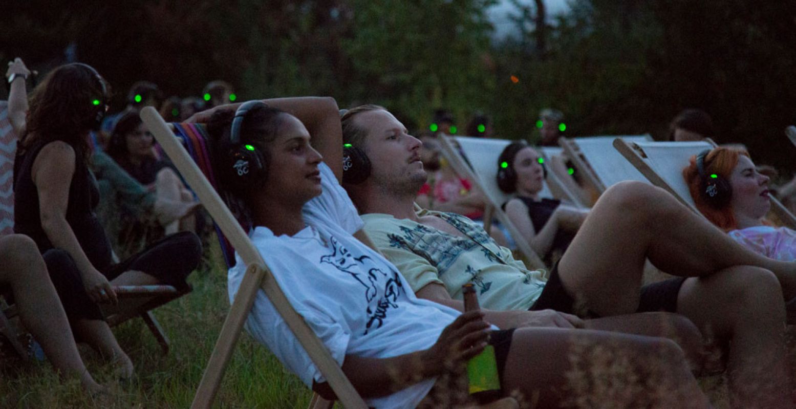 Kijk vanuit je strandstoel ontspannen naar een bijzondere film tijdens Roffa Mon Amour. Foto: Roffa Mon Amour © Tomas Mutsaers