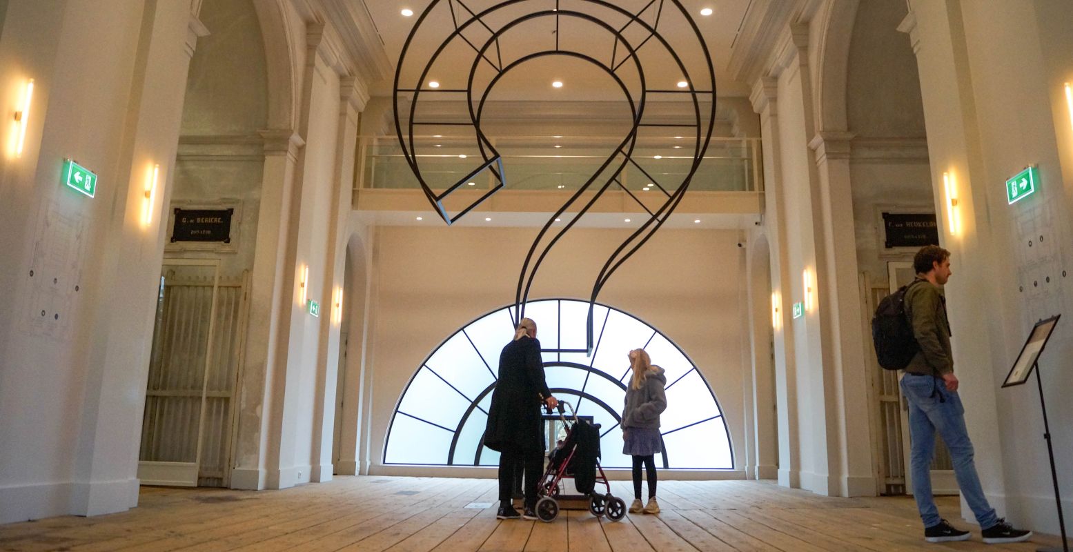 Het gigantische vraagteken in de hal van het Groote Museum. Foto: Redactie DagjeWeg.NL