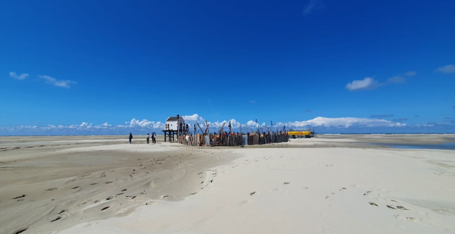 Rijd met de Vliehors Expres over de enorme zandplaat van West-Vlieland naar het Drenkelingenhuisje. Foto: DagjeWeg.NL