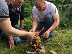 Lukt het jouw team om zelf vuur te maken? Foto: Adventure Twente.