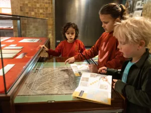 Kinderen op speurtocht in de Schatkamer. Foto: Maarten Nauw