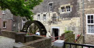8 toffe redenen om naar Maastricht te gaan De achterkant van de Bisschopsmolen, de oudste nog werkende watermolen van Nederland. Foto: Henk Arendse