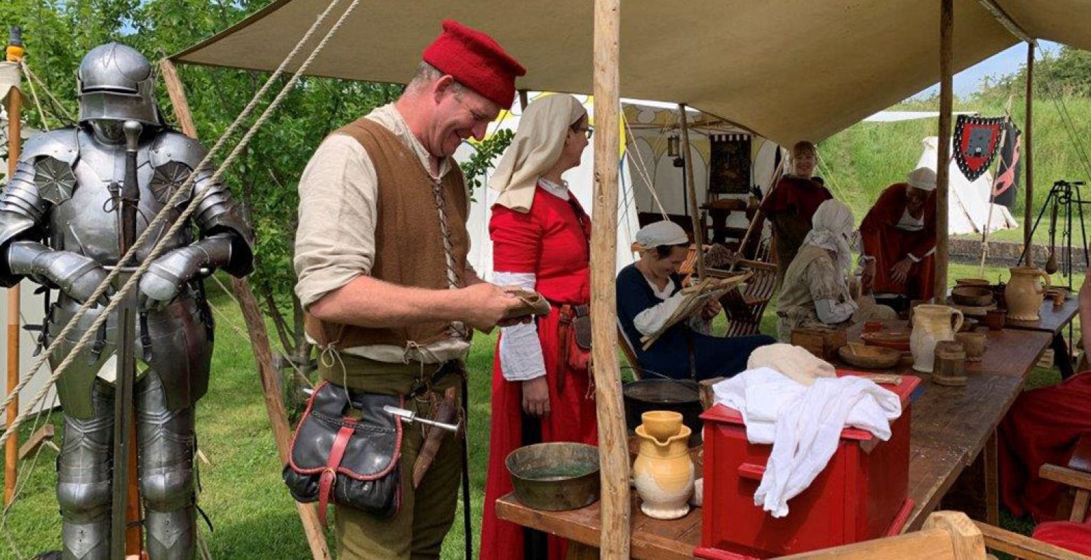 Ook bij het Muiderslot ga je terug naar de middeleeuwen tijdens het kastelenfeest met ambachtenmarkt. Foto: Muiderslot