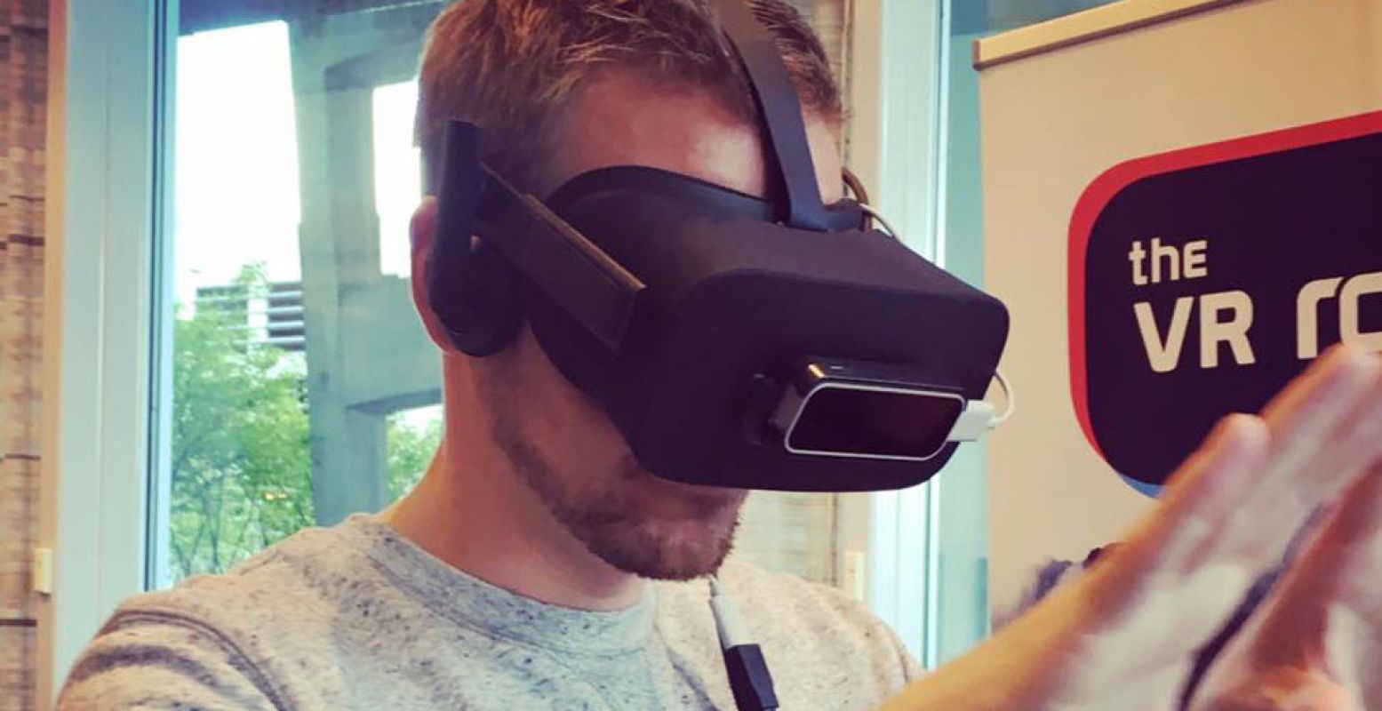 Met een virtualrealitybril op zie je niets meer van de ruimte om je heen, alleen wat er in de bril te zien is. Foto: The VR Room