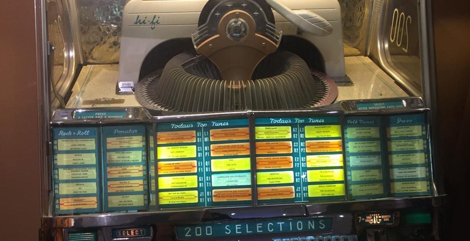 Draai een plaat uit vervlogen tijden op een echte jukebox uit the sixties. Foto: Museum Lunteren.