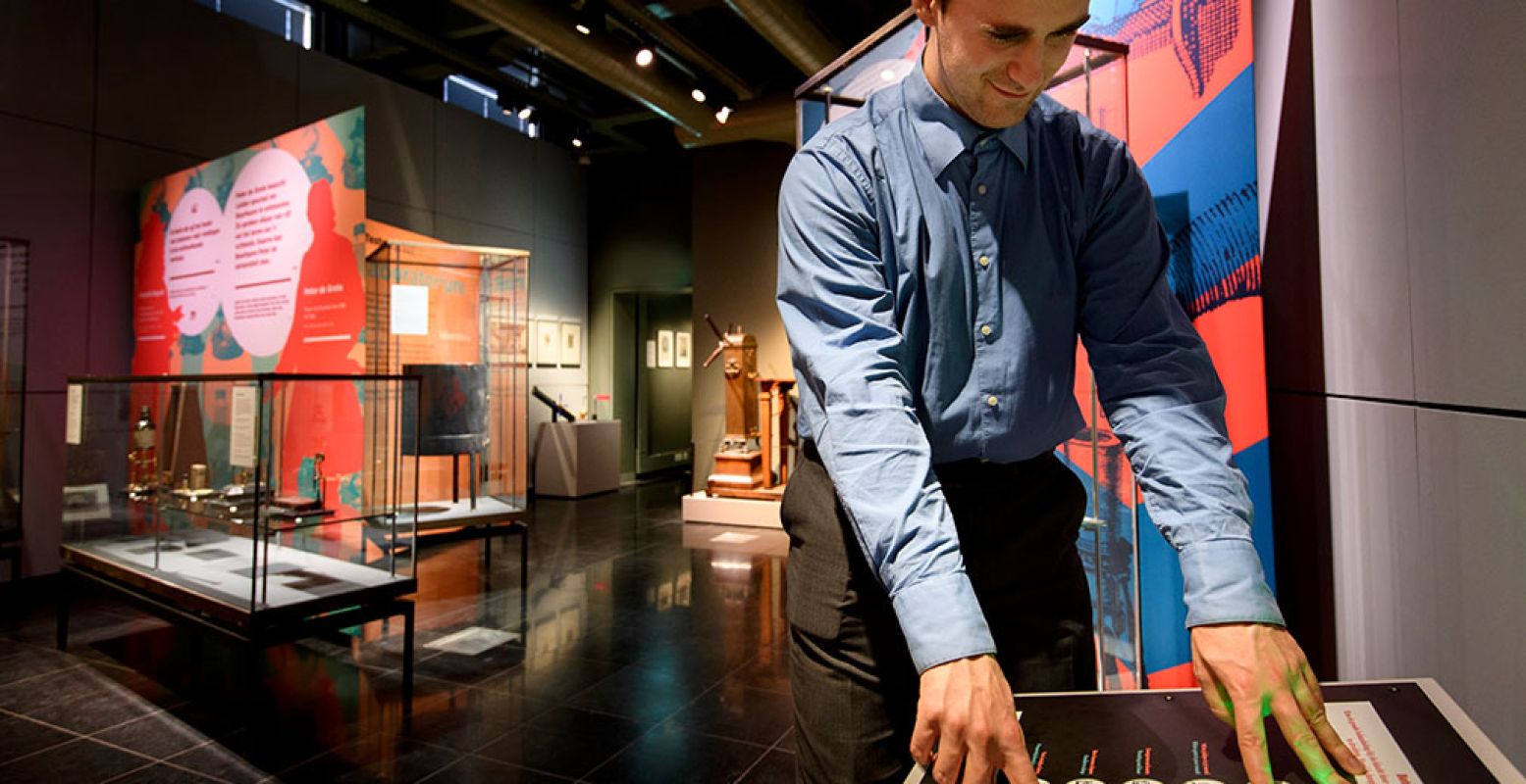 Test je eigen wetenschappelijke kennis op de tentoonstelling. Foto: Rijksmuseum Boerhaave/fotograaf Mike Bink, ontwerp Studio Louter.