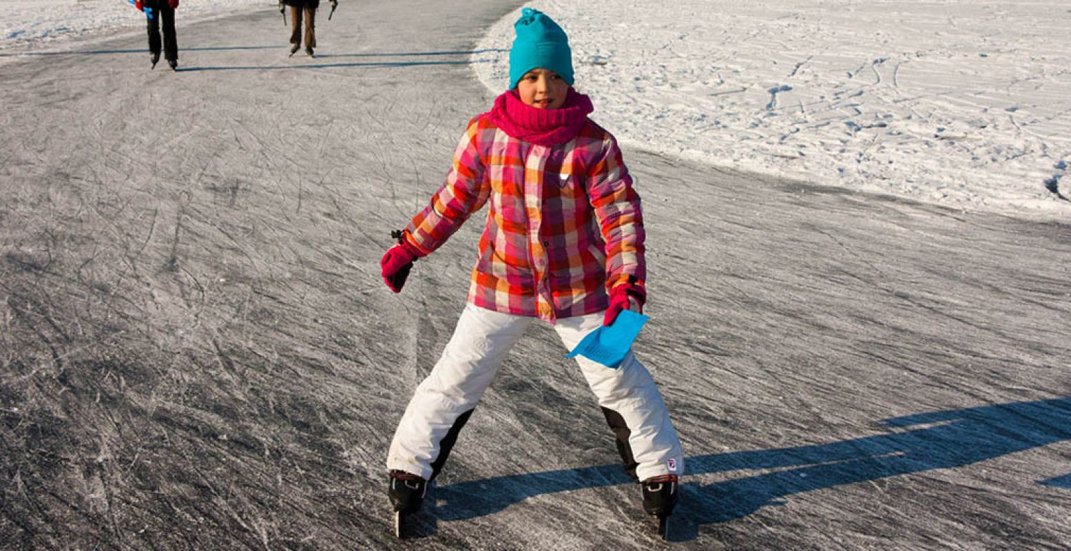 Schaatsen op natuurijs. Fotograaf:  EelkoL . Licentie:  Sommige rechten voorbehouden . Bron:  Flickr.com .