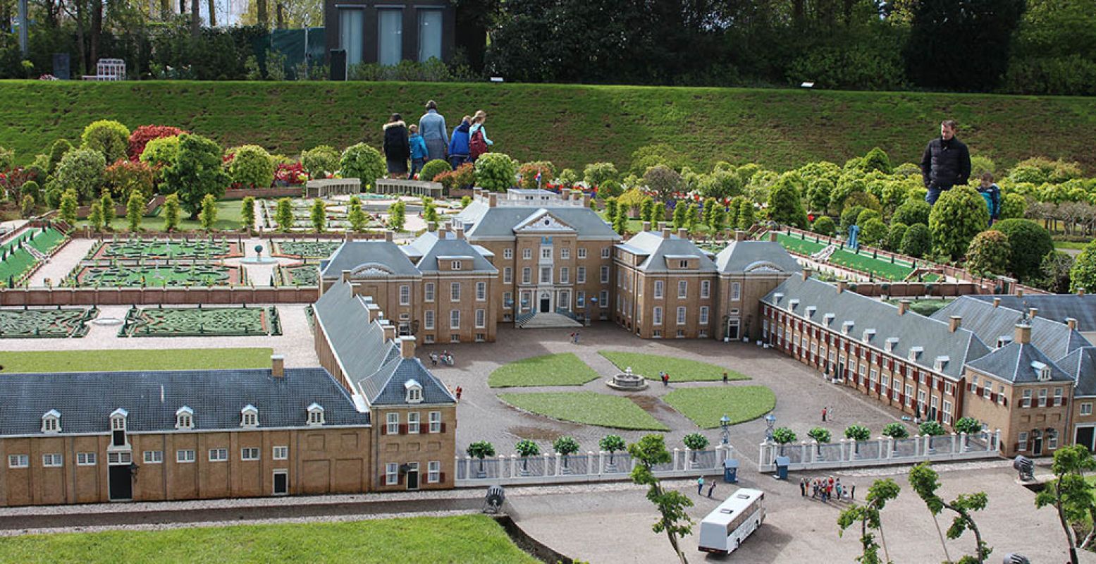 Paleis Het Loo, inclusief de tuinmannetjes van Madurodam. Foto: Redactie DagjeWeg.NL, Coby Boschma.