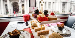 6 leuke high tea locaties in Rotterdam Bij een high tea hoort heel veel lekkers. Foto:  Unsplash License , © Sebastian Coman Photography