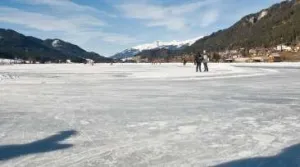 Stempelen bij de nostalgische Weissensee-schaatstocht De bekende Weissensee in Oostenrijk, waarnaar de toertocht is vernoemd. Foto: Jos Dielis, Flickr