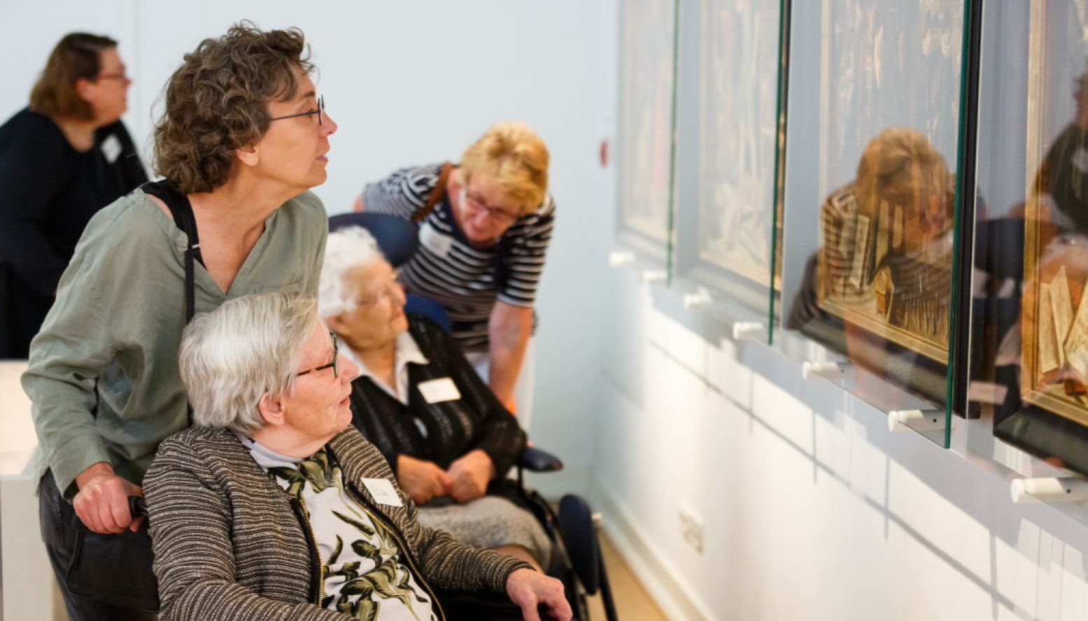 Een museumbezoek levert vaak een beter contact tussen mensen met dementie en hun begeleider. Foto: Museum Boerhaave