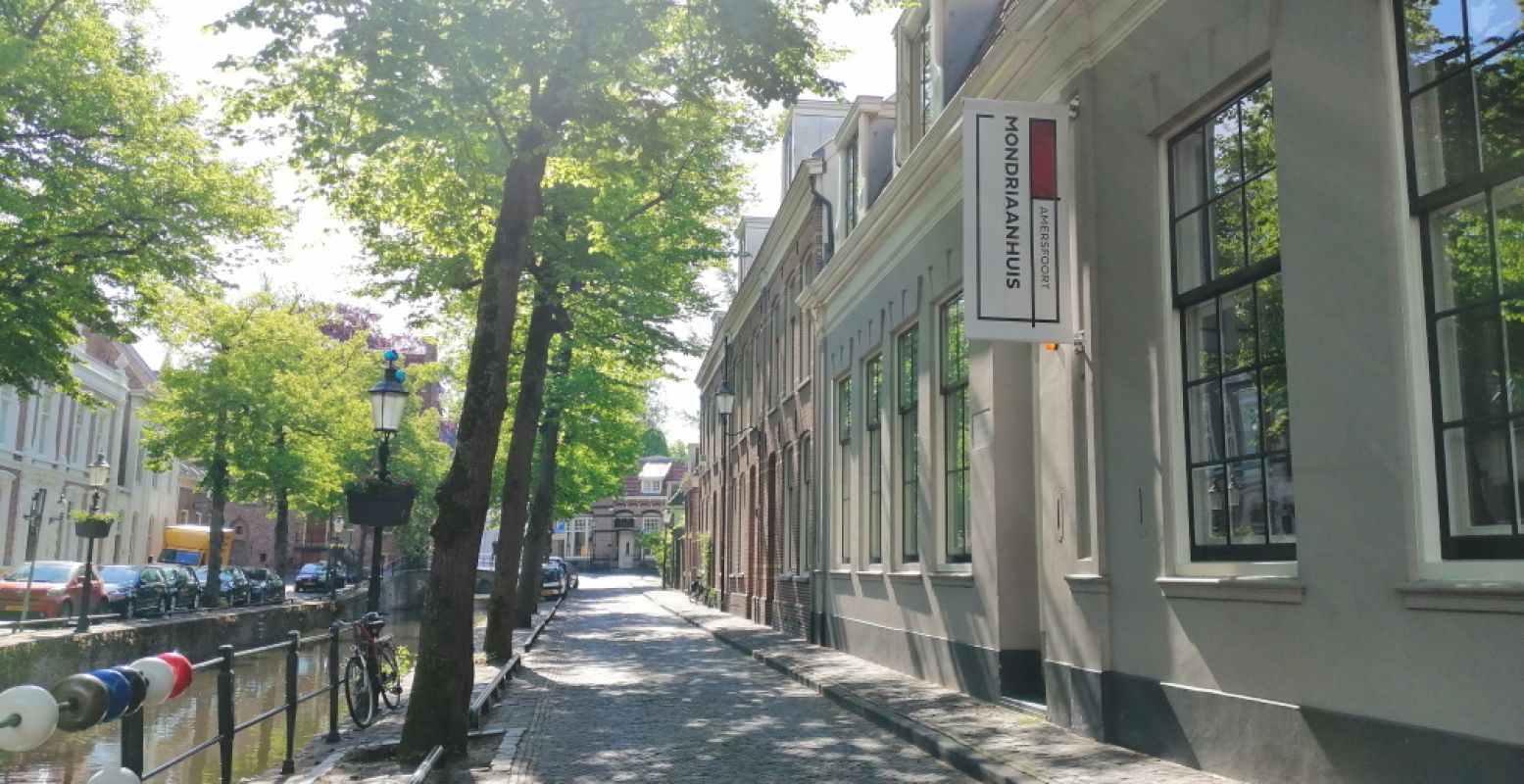 Dagje museum op 1,5 meter goed te doen? DagjeWeg.NL bezocht het Mondriaanhuis en nam de proef op de som. Foto: DagjeWeg.NL, Coby Boschma.