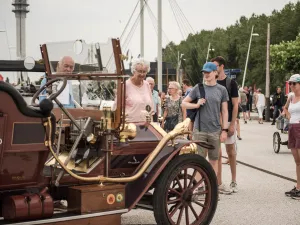 Bewonder samen oldtimers op Vaderdag. Foto: Nationale Oldtimerdag Lelystad © Casper Hazebroek