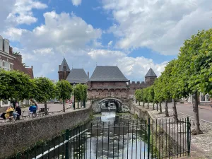 De Koppelpoort over het water. Foto: Gilde Amersfoort