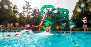 Lekker spetteren in de buitenlucht! Nederland zit vol met fijne afkoelplekjes! Wat dacht je van het grootste openluchtzwembad van Nederland: het Boschbad in Apeldoorn. Foto: Openluchtbad Boschbad © Rob Voss.