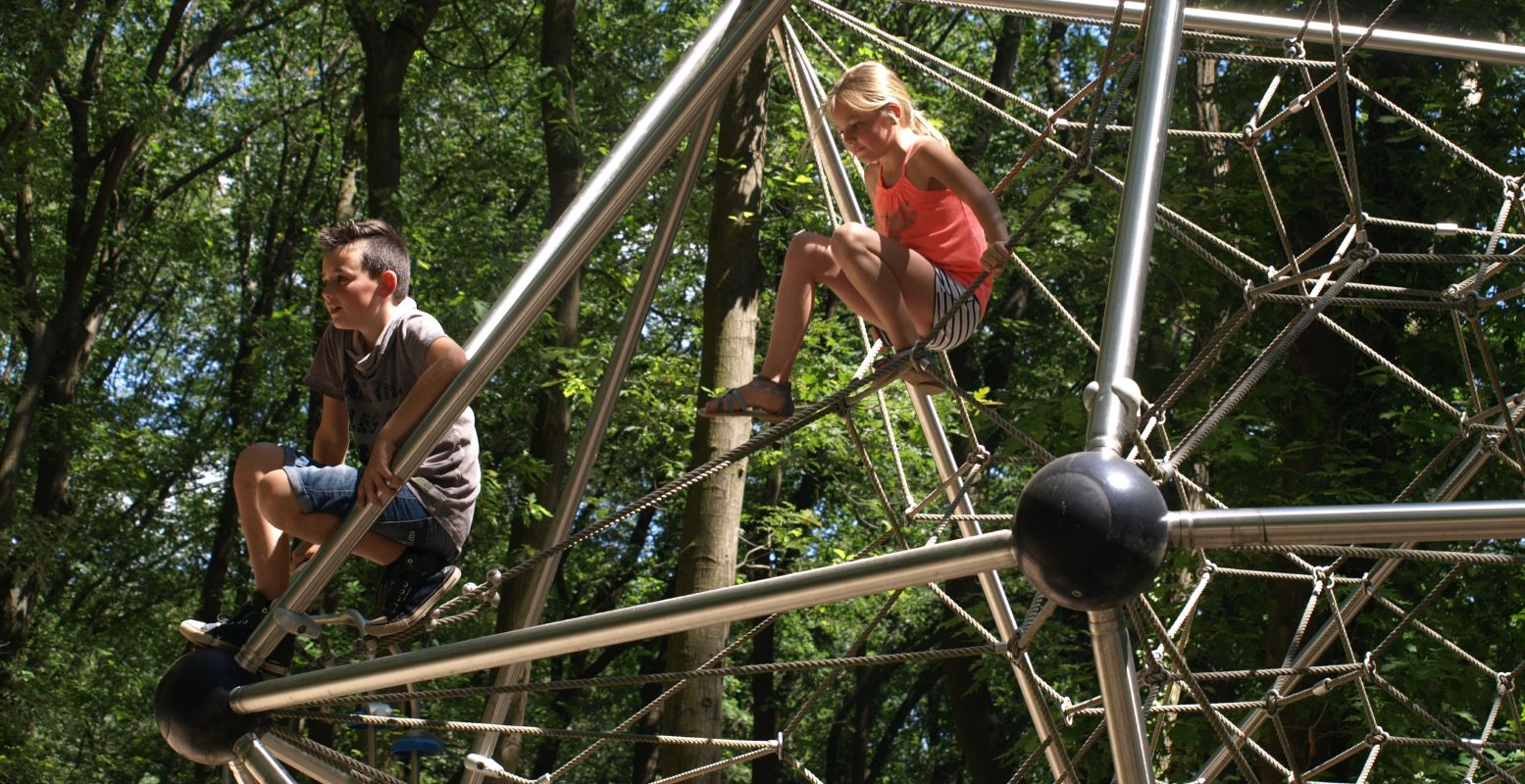 Ouderwets spelen in het groen! Foto: Speelpark Klein Zwitserland