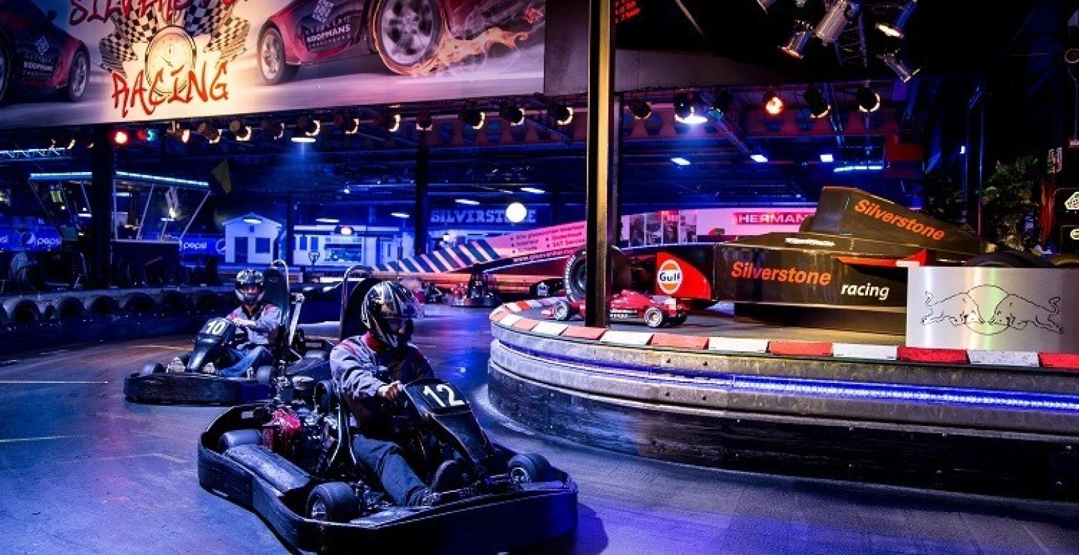 Karten doet het altijd goed op een vrijgezellenfeest. Foto: Silverstone Indoorkarting, Lasergames & Partycenter