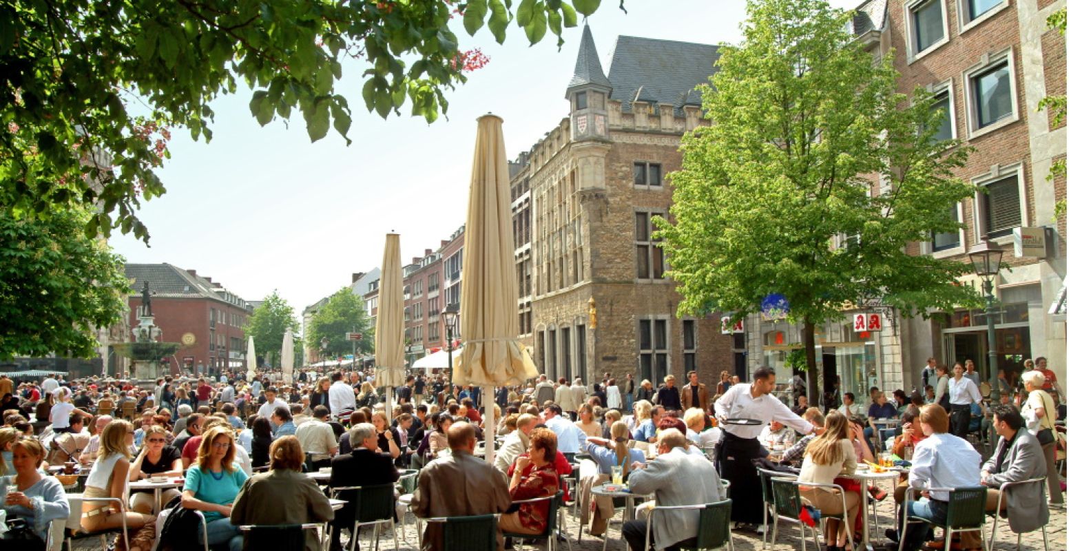 Geniet van Akense specialiteiten op terras, zoals hier op de Marktplatz. Foto: www.medien.aachen.de / Andreas Herrmann.