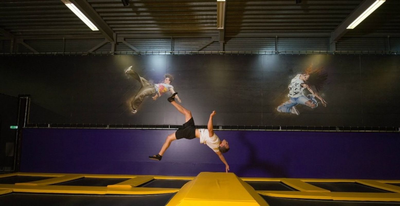 Jump erop los in het grote indoortrampolinepark. Foto: Jumpsquare
