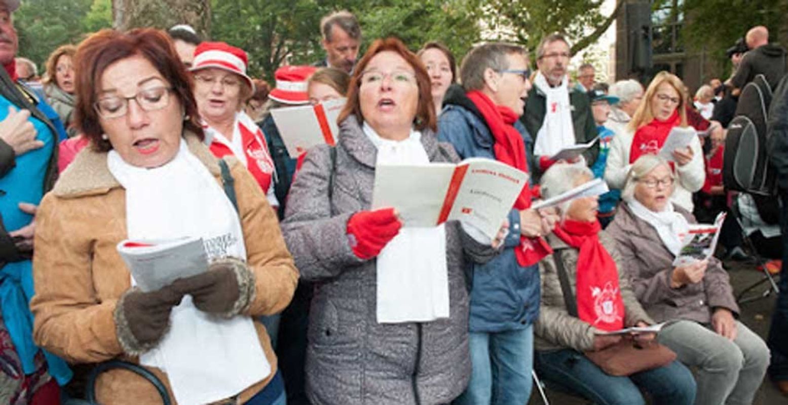 Iedereen zingt vrolijk mee met de Koraalzang. Foto: Hans van den Berg.