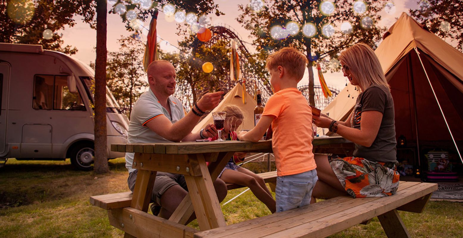 Zin een een bijzondere meivakantie? Ga dan kamperen in Attractiepark Toverland. Alsof je in een andere wereld bent. En al zijn de attracties dicht, er zijn genoeg bijzondere activiteiten te doen. Foto: Attractiepark Toverland