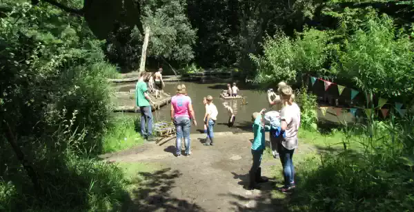 Zomervakantie! Hier gaat ieder kind uit zijn dak Leef je uit in de attractieparken of gewoon lekker in de natuur. Fot: Natuurspeeltuin De Speeldernis ©