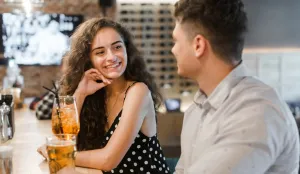Speeddaten voor singles van 33-45 jaar Stockfoto gekocht door About LoveFoto geüpload door gebruiker.