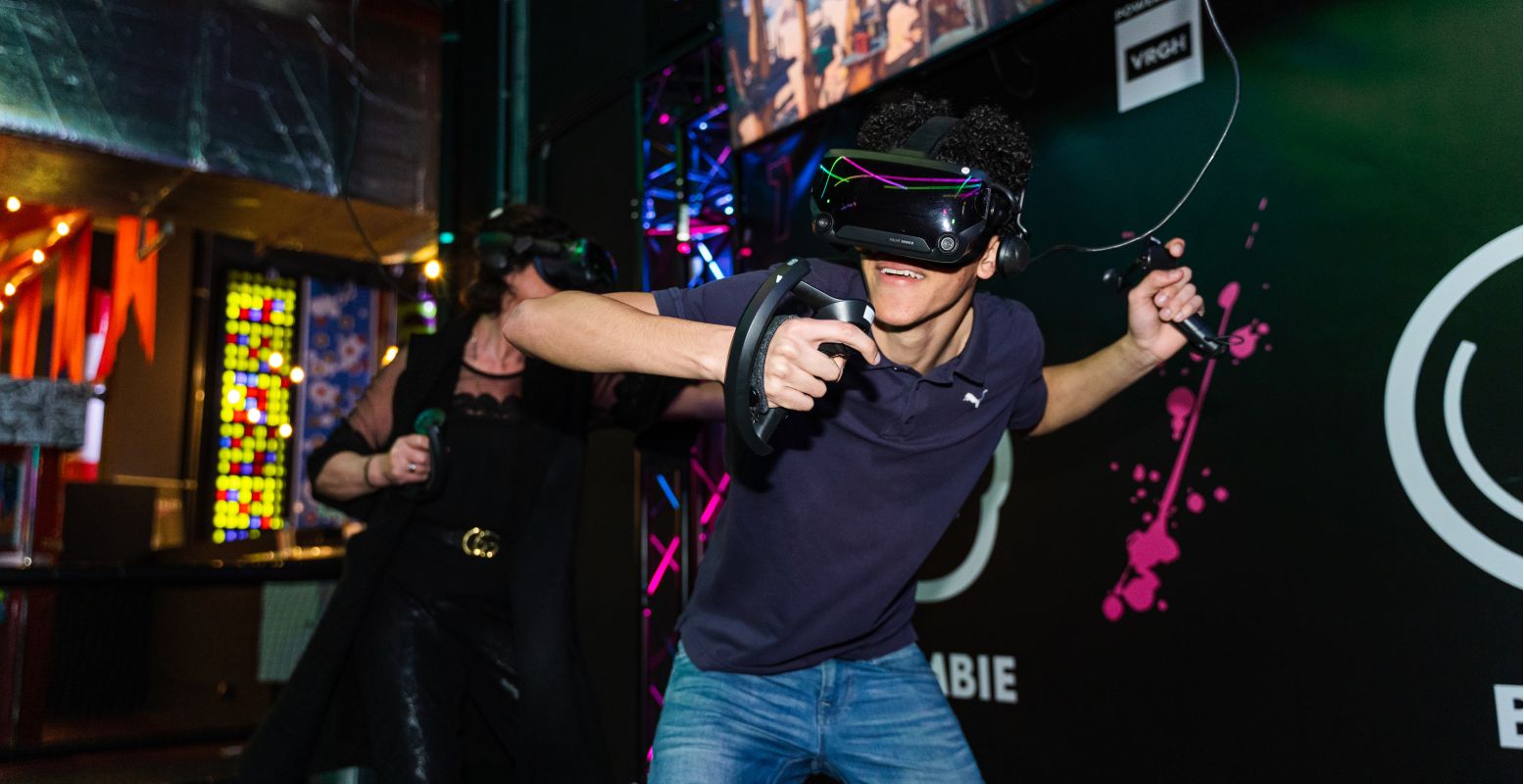 Strijd tegen draken, robots of ruimtewezens in virtual reality. Foto: Play-in Utrecht © Elzo Bonam