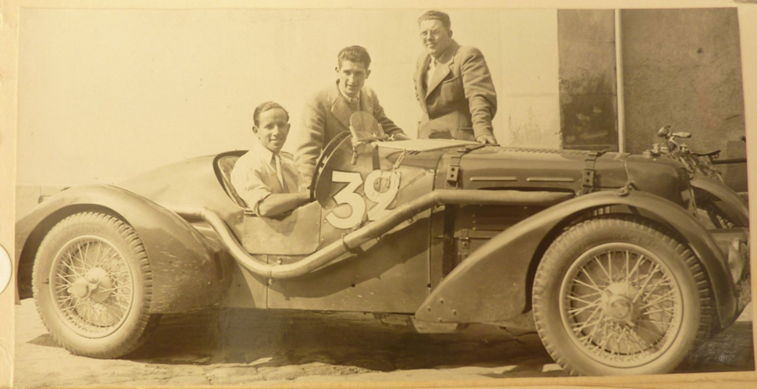 Eddie Hertzberger was de eerste Nederlandse coureur die internationale successen boekte. In 1935 en 1937 reed hij op Le Mans. Hier zien we hem in 1937, met co-piloot Albert Debille (F) en zijn racewagen, een Aston Martin Speed Model. Foto: Zandvoorts Museum © Collectie familie Hertzberger.