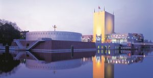 Over de foto: Het Groninger Museum bestaat 25 jaar en viert feest! Foto: Groninger Museum © Ralph Richter. Het Groninger Museum bestaat 25 jaar en viert feest! Foto: Groninger Museum © Ralph Richter.