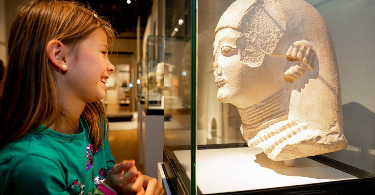 Met de talkshow van de liefdesgodin Aphrodite in je oor wordt de expositie over Cyprus nâg leuker. En er is in de voorjaarsvakantie nog veel meer te doen in het Rijksmuseum van Oudheden. Foto: Rijksmuseum van Oudheden © Ilona Hartensveld