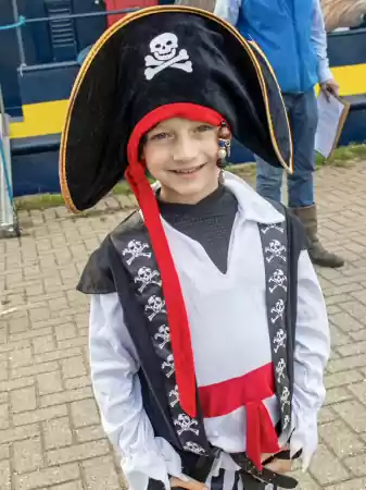 een kleine piraat aan boord. Foto: Cees van Doodeweerd.. Foto: Cees van doodeweerd. een kleine piraat aan boord. Foto: Cees van Doodeweerd.. Foto: Cees van doodeweerd.