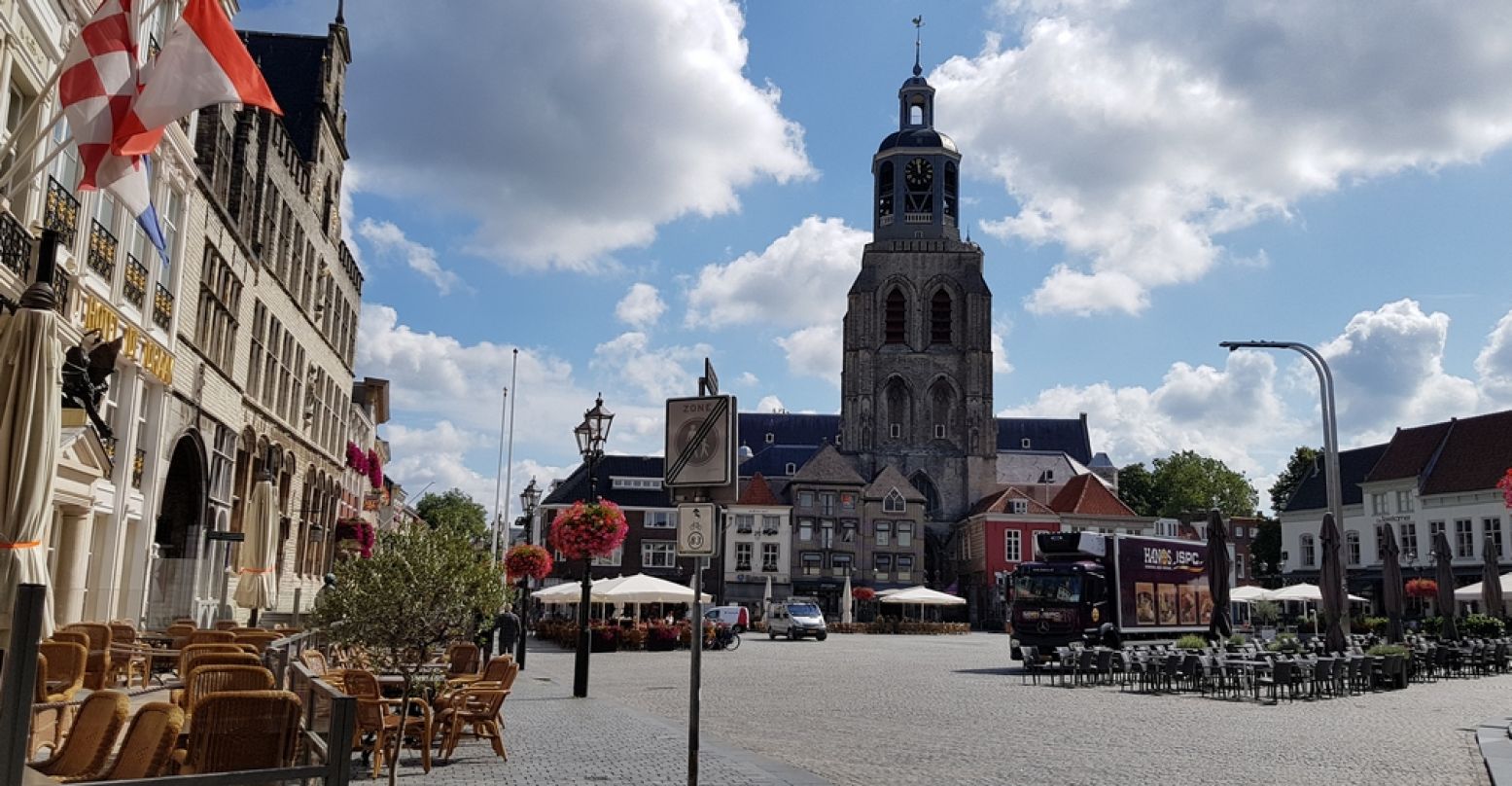 Een goed begin van een trip door Bergen op Zoom: de Grote Markt met overal terrasjes. Op de achtergrond de Sint Gertrudiskerk met toren De Pepermolen. Foto: DagjeWeg.NL / Tonny van Oosten