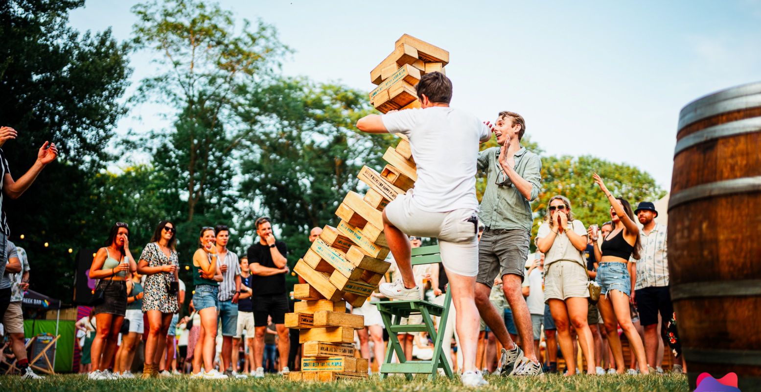 Ontmoet andere jongeren op een leuk festival, zoals het TAPT Festival, en daag je (nieuwe) vrienden uit tijdens een potje reuze Jenga! Foto: © TAPT Festival