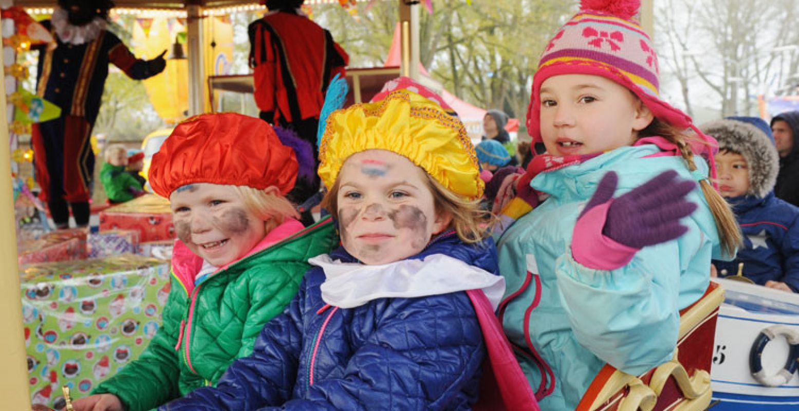 De kleine pietjes gaan graag mee naar het Pietendorp. Foto: Frank Bedijs / Zuiderzeemuseum