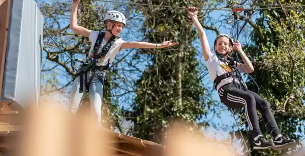 Volop klimplezier voor jong en oud bij Adventure City Rotterdam Krijg een achtbaangevoel op de gave rollercoaster zipline. Foto: Adventure City Rotterdam © Martijn van Leeuwen