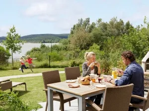 Lekker genieten vlakbij het meer.