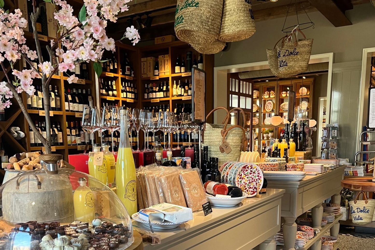 Shop Italiaanse delicatessen én aardewerk bij Gastrovino Liguria. Foto: Redactie DagjeWeg.NL Shop Italiaanse delicatessen én aardewerk bij Gastrovino Liguria. Foto: Redactie DagjeWeg.NL