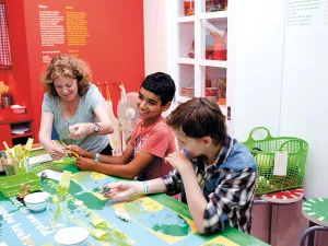 Joods Museum junior Aan de slag in de koosjere keuken. Foto: Joods Cultureel Kwartier © Ruud van Zwet